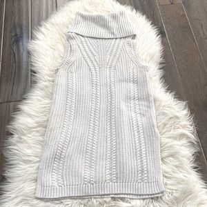Banana republic White turtleneck knit vest with slits on the side